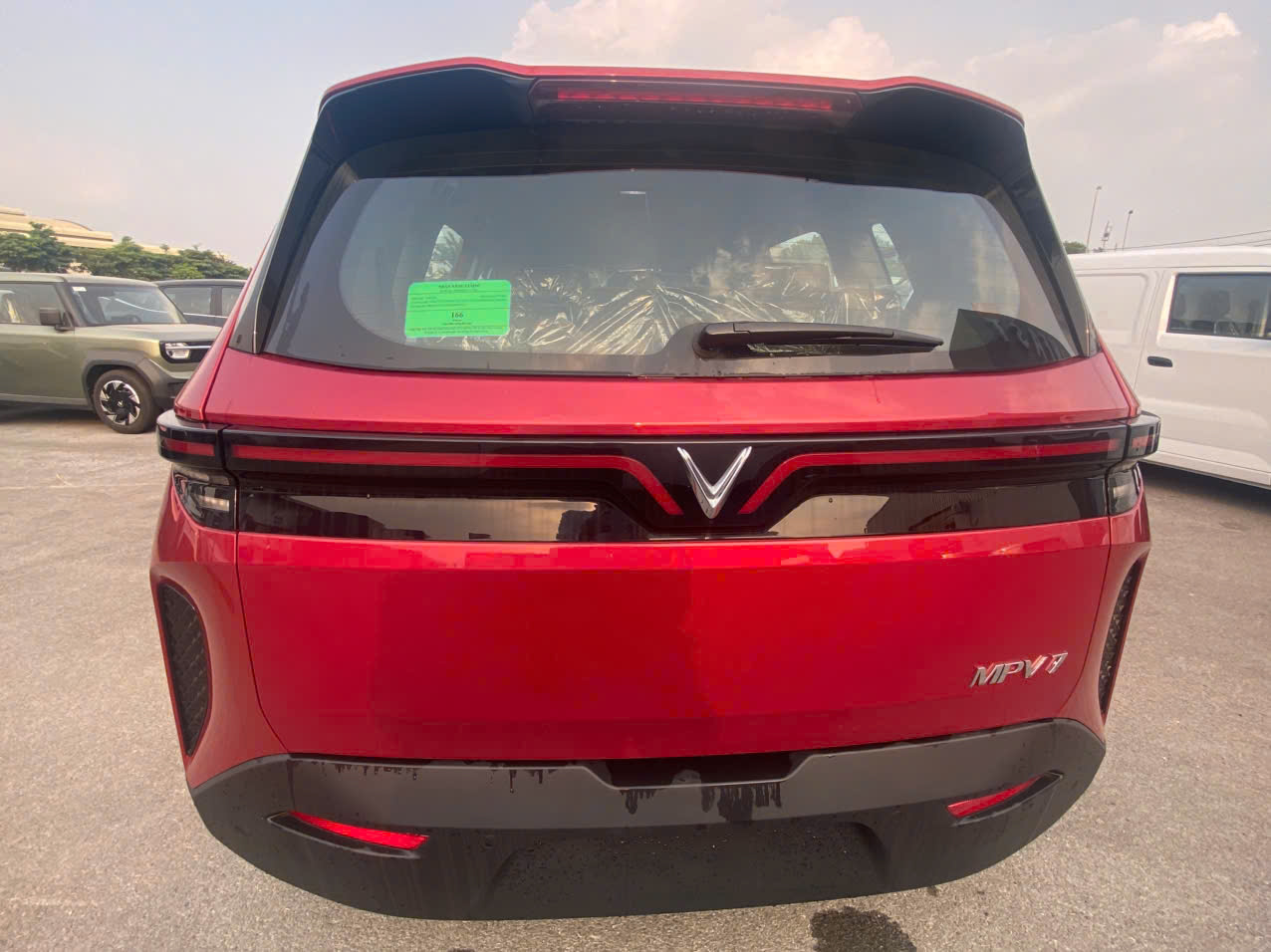 MPV 7 màu đỏ