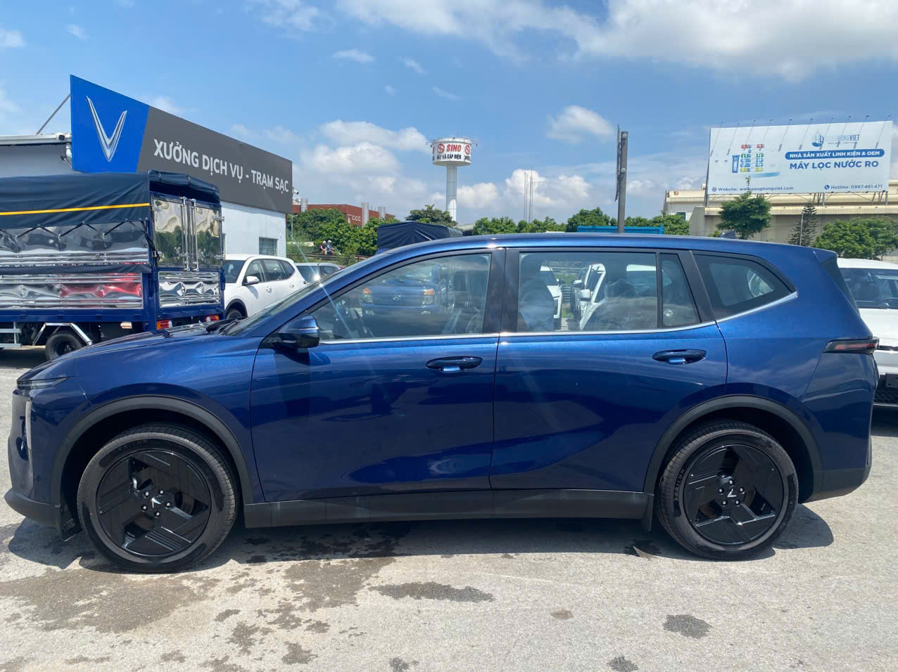 VF MPV 7 màu xanh biển
