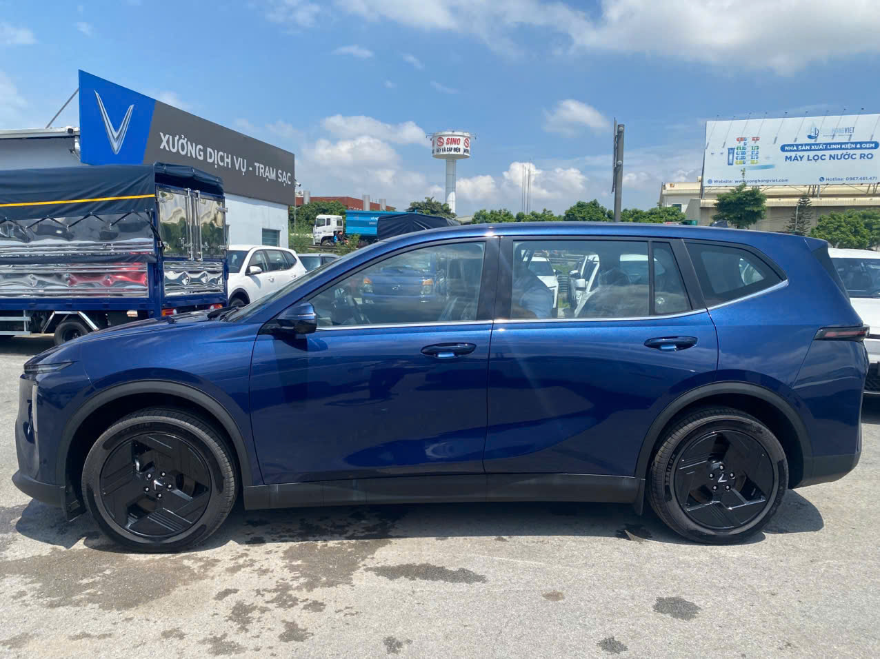 giá VF MPV 7 màu xanh biển