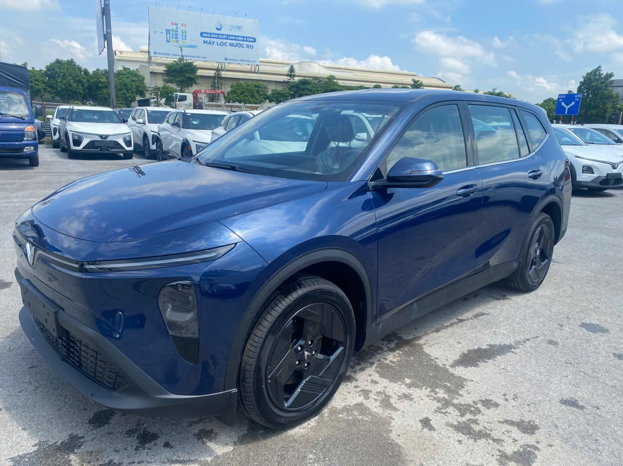VinFast VF MPV 7 màu xanh biển