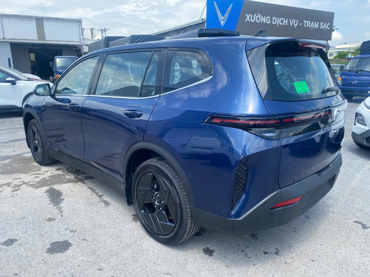 VF MPV 7 màu xanh biển trả góp