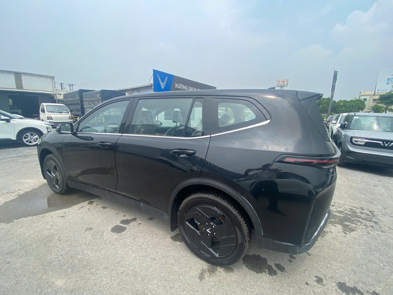 VinFast MPV 7 màu đen