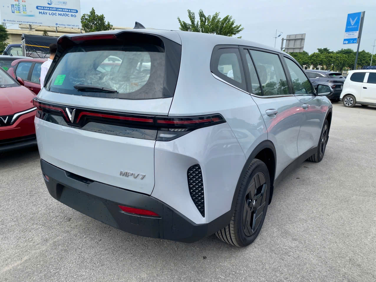Ngoại thất MPV7