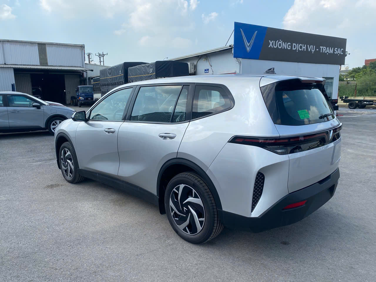 Limo Green màu bạc chạy dịch vụ