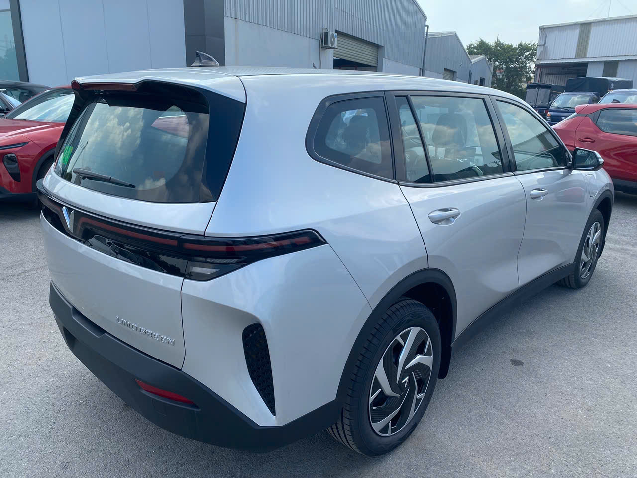 Limo Green màu bạc chạy dịch vụ