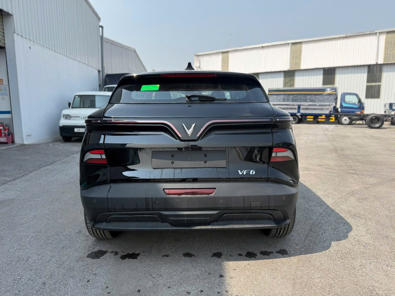 VF6 Eco màu đen đi phố