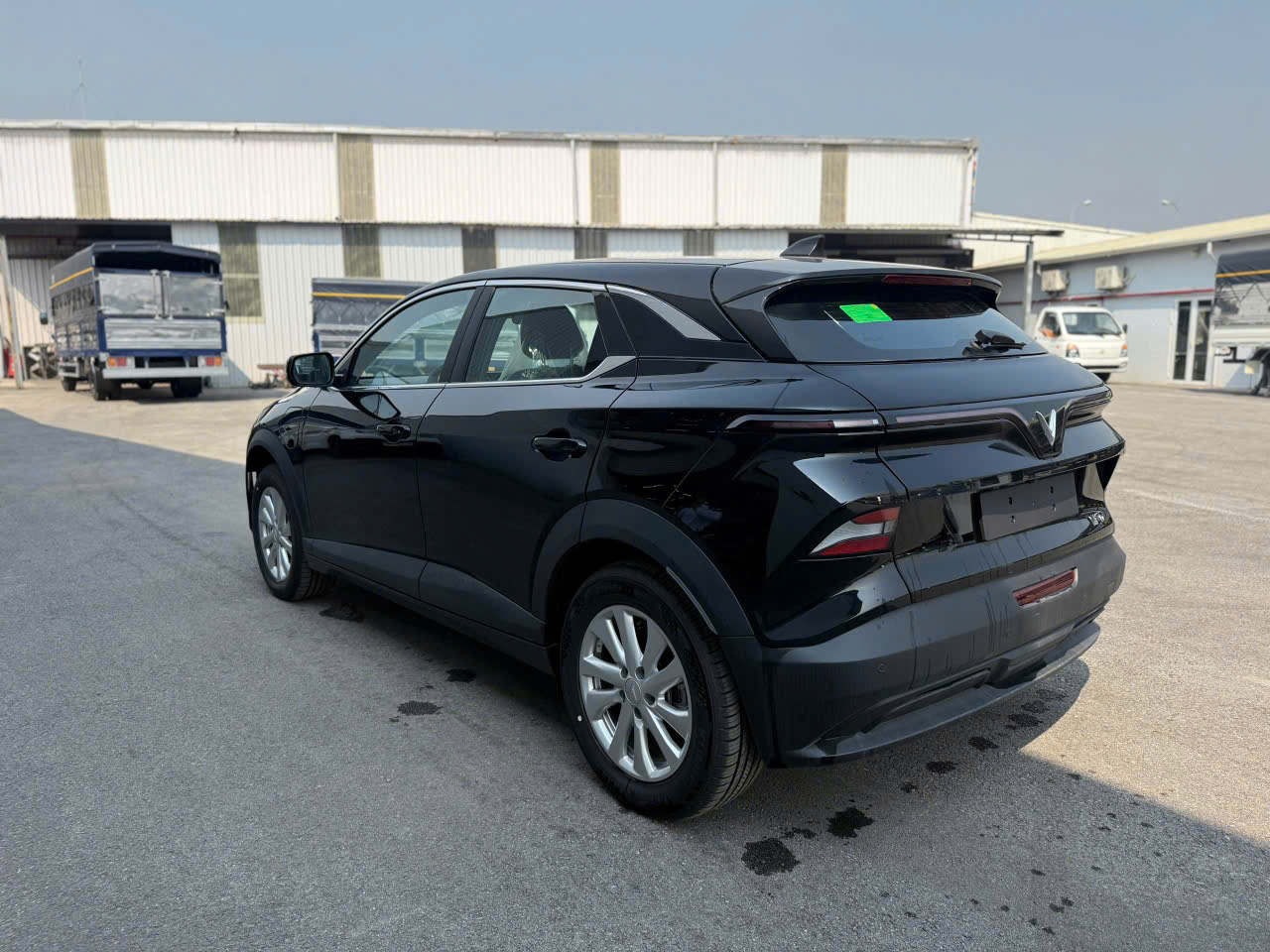 VF6 Eco màu đen đi phố